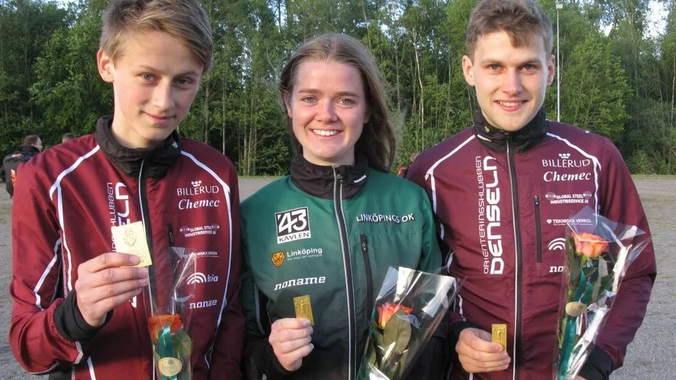 SNABB TRIO. DM-guldmedaljörer när orientrarna gjorde upp vid sprint-DM. August Mollén, OK Denseln, tv. vann H 16. Alva Olsson Linköping tog hem D 21, medan Mattias Hallmén, Denseln vann H 21