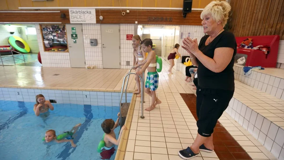 Framtiden. Skärblacka simhall utreds just nu av kultur- och fritidskontoret, som vill ökat besöksantalet och göra simhallen attraktivaere.  Här har badmästare Carina Magnusson simundervisning.