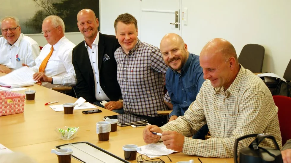 Samtal. Riksdagskandidater från fyra partier träffade i går LRF och lokala politiker för att prata om lantbrukspolitik. Från vänster Inge Jacobsson (M), Finn Bengtsson (M), Magnus Oscarsson (KD), Johan Löfstrand (S), Matthias Sundin (FP) och Greger Arvidsson, LRF.
