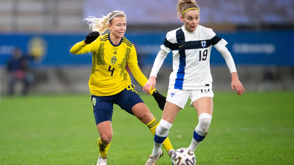 Hanna Glas och Essi Sainio under VM-kvalmatchen i november förra året.
