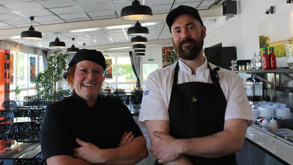 Helene Åkerberg och Christoffer Jönsson är glada över att vara igång. Nu väntar en hektisk tid för att få igång cateringverksamheten igen.