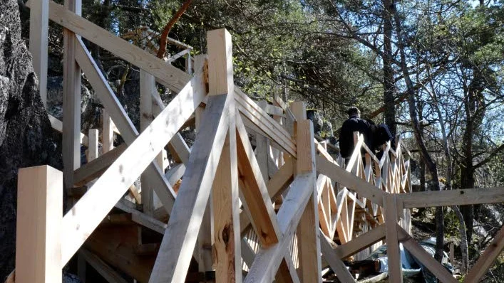 Slingrig. Den nya trappan blir stabil och bred.