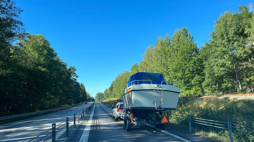 Det är stopp i trafiken på E22 söder om Hjorten.