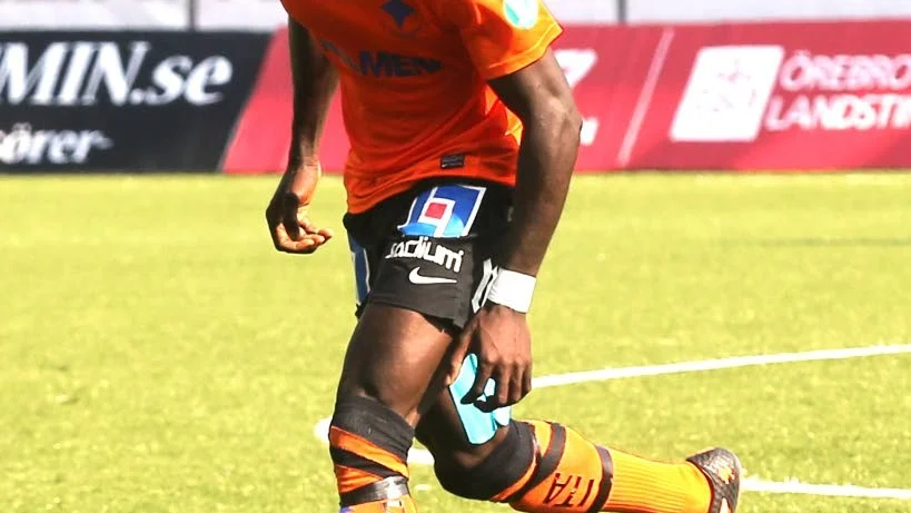 ILSKEN PÅ SIG SJÄLV. Alhaji Kamara räddade en poäng med sin 2–2-nick, men straffade ut sig med ett rött kort.