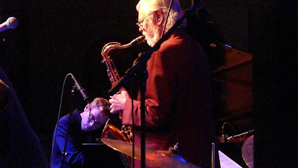 Svängigt möte. Pianisten Daniel Tilling kan få en helnot att svänga vilt och uppskattades mycket av tenorsaxofonisten Jesper Thilo.
Foto: Tor-Björn Lyrhed