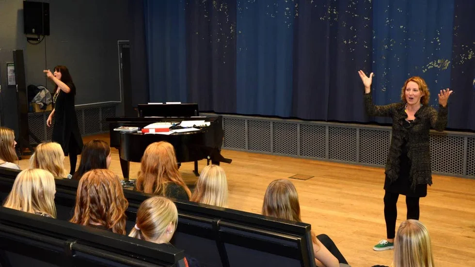 Dirigerar. Johanna Hjort och Karin Månsson från kulturskolan leder den stora kören genom repertoaren.