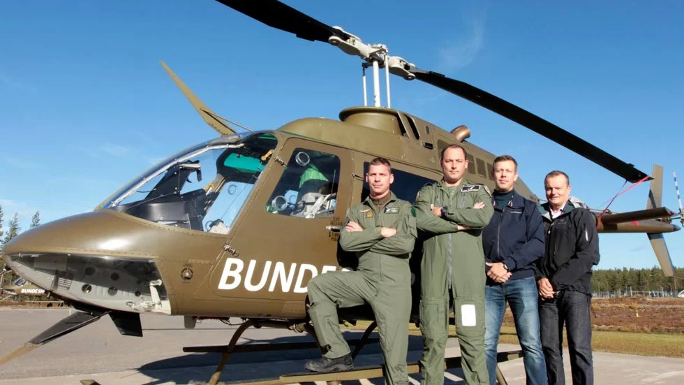 Österrikaren Christian Kappl (till vänster), chefsinstruktören Mike Gallagher, FMV:s projektledare Jonas Malmquist och Vidsels-
basens provplatschef Mats Hakkarainen är nöjda över European Defence Agencys monsterkontrakt med RFN.