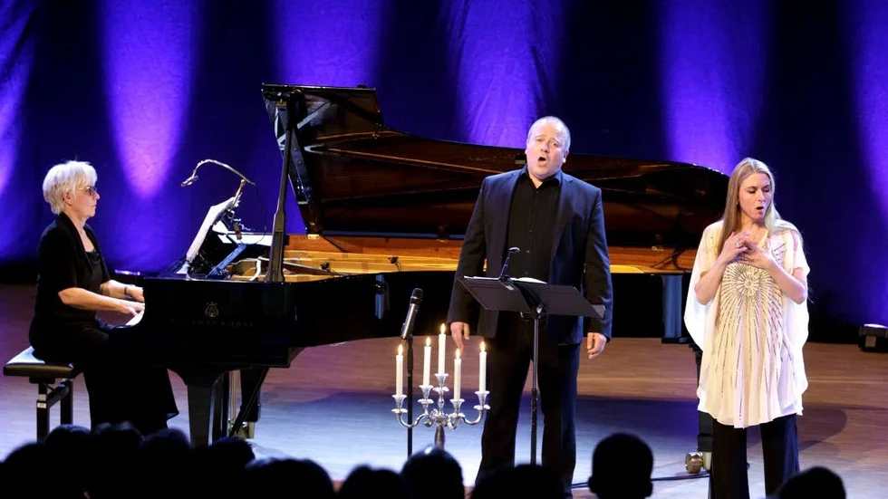 På grund av sjukdom reducerades kvällens operaföreställning från fyra till tre sångare på scenen. Michael Schmidberger drogs dessutom med en förkylning. Detta till trots blev det vackra tolkningar av både operaarior och folkmusik.
