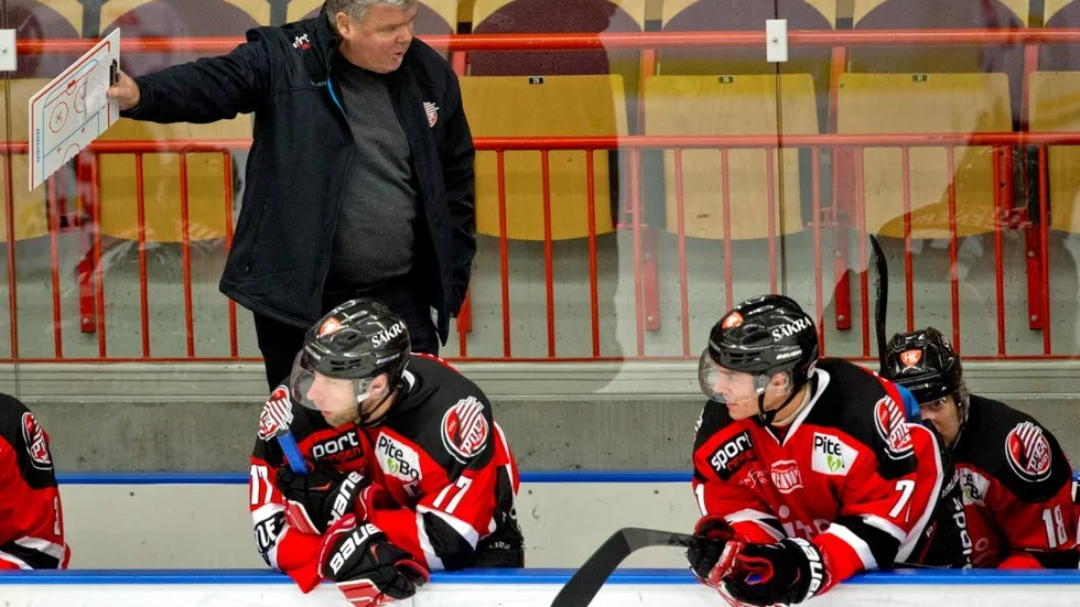 Tränaren Rolf Nilsson och hans Piteå Hockey åker ner till Hudiksvall och Huddinge i helgen - då det även kan bli en förstärkning på backsidan i PHC.