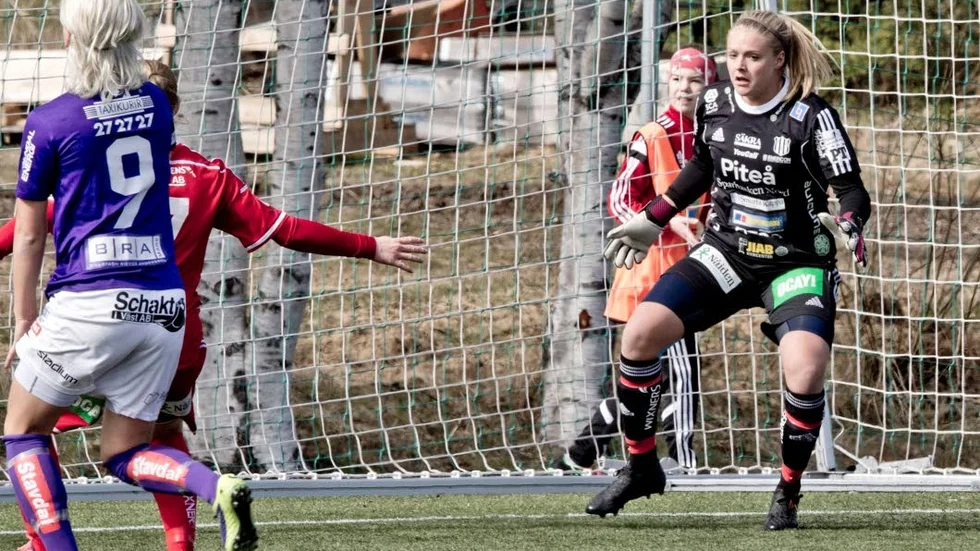 Piteå IF:s målvakt Hilda Carlén firade först seger mot Eskilstuna och höll nollan. Sedan fick hon besked om en plats i Sveriges VM-trupp. På söndag hoppas hon få fira igen – med tre poäng mot Hammarby. (Arkivbild)