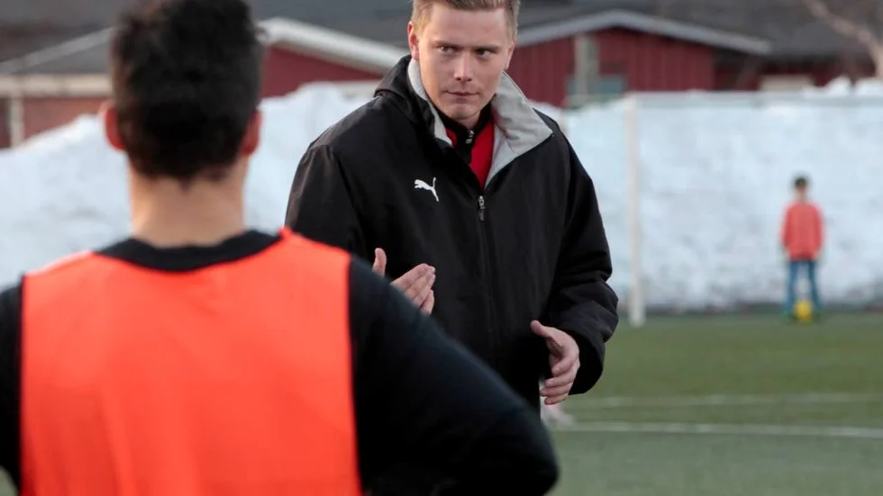 Tränare Erik Lillevik och Älvsbyn tog årets första seger i division 4. (Arkivbild)