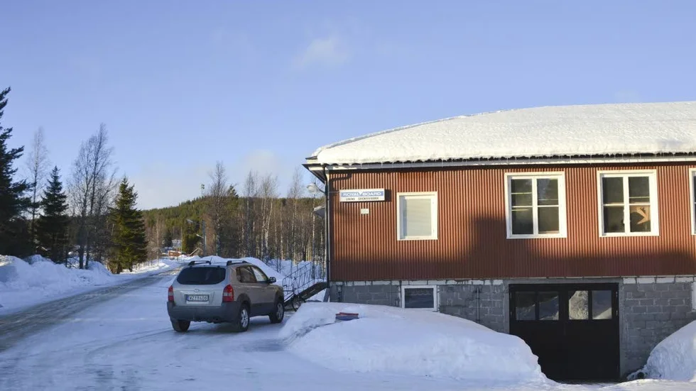 Petrinagatan är i dåligt skick vilket gör att vid regn får närliggande Lidéns Snickerifabrik in vatten i källaren.