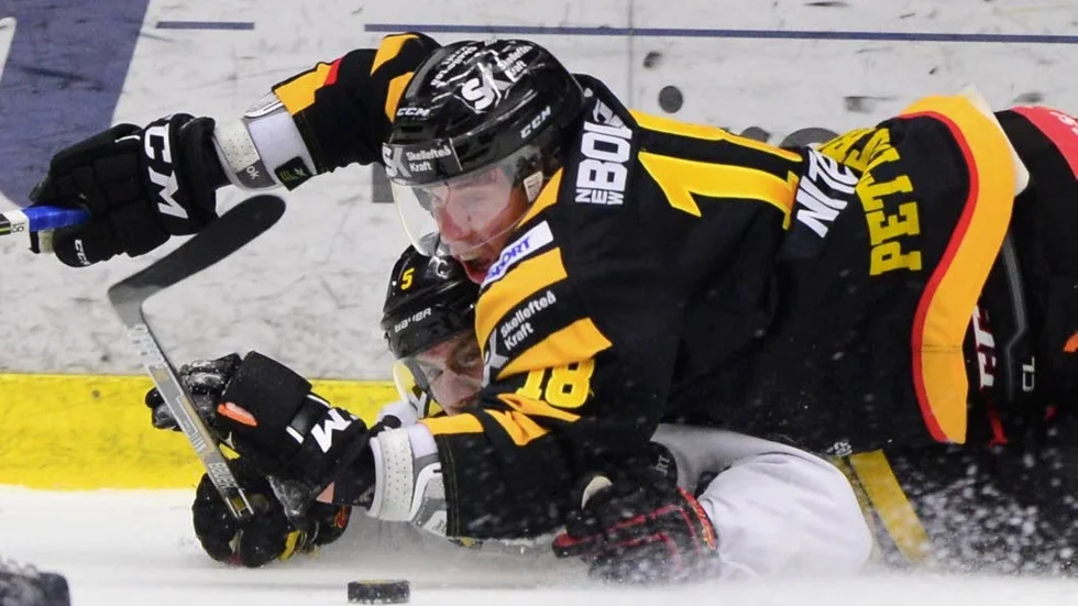 Pontus Petterström ovanpå Lukas Kihlström.