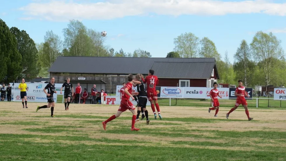 Det var en jämn match på en annars ganska ojämn plan i Lillpite.