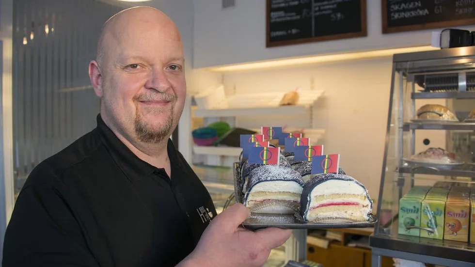 Per-Åke Pettersson och hans kafé serverade även i år en specialtillverkad bakelse med anledning av samiska folkets dag.