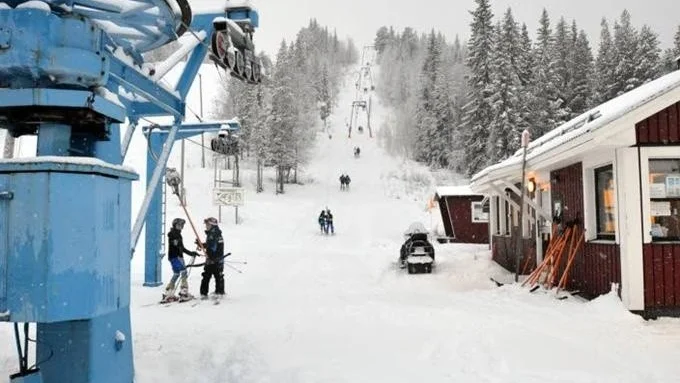 Prästbergets slalombackar i Arvidsjaur kommer att vara öppna under såväl soprtlovet som påsklovet samt under helgerna i mars och april. AFS anställde på tisdagen personal för att kunna hålla liften igång för skollediga och alla andra som gillar att att åka utför på skidor och bräden. (Arkivbild)