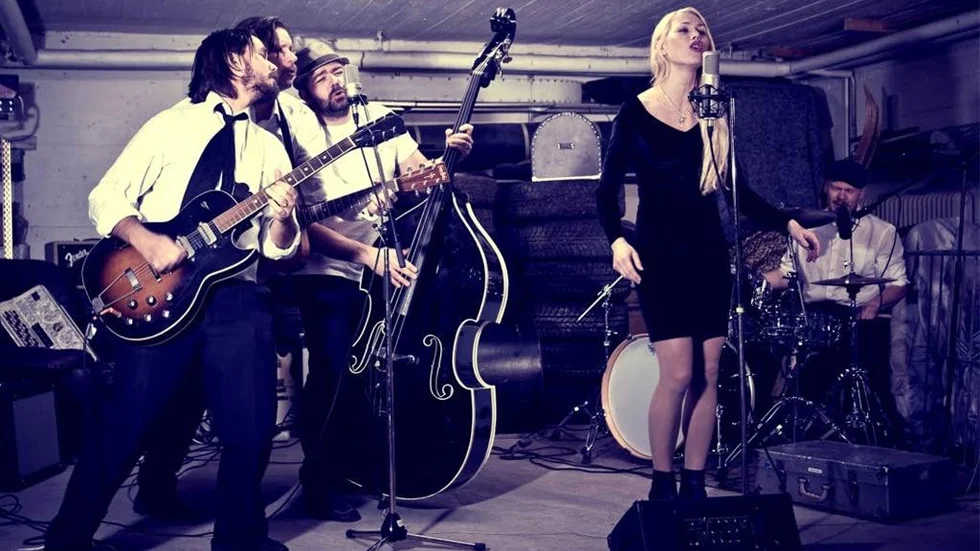 Hon slog igenom med låten "Lucky day" och albumet "Black Trillium" i början av 00-talet. Med bandet Frida & the Coolants bryter Frida Snell en mångårig tystnad som artist och hon gör det med rockabilly- och countryinfluerad musik.