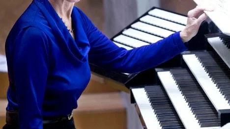 Jennifer Bates bestämmer sina konsertprogram på plats vid varje aktuellt instrument, för att musiken ska låta så bra som möjligt. "Jag hoppas jag hinner få ihop ett program till fredag, men just nu känner jag mig för", säger hon.