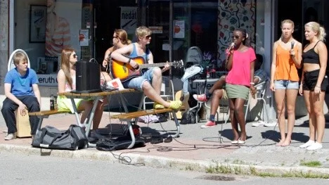 Feriearbetande gatumusiker i Älvsbyn är från vänster Elias Andersson, Karin Nordberg, Sanna Hortlund, Albin Nilsson, Elvira Nordström, Sheilla Ishimwe och Moa Berglund.