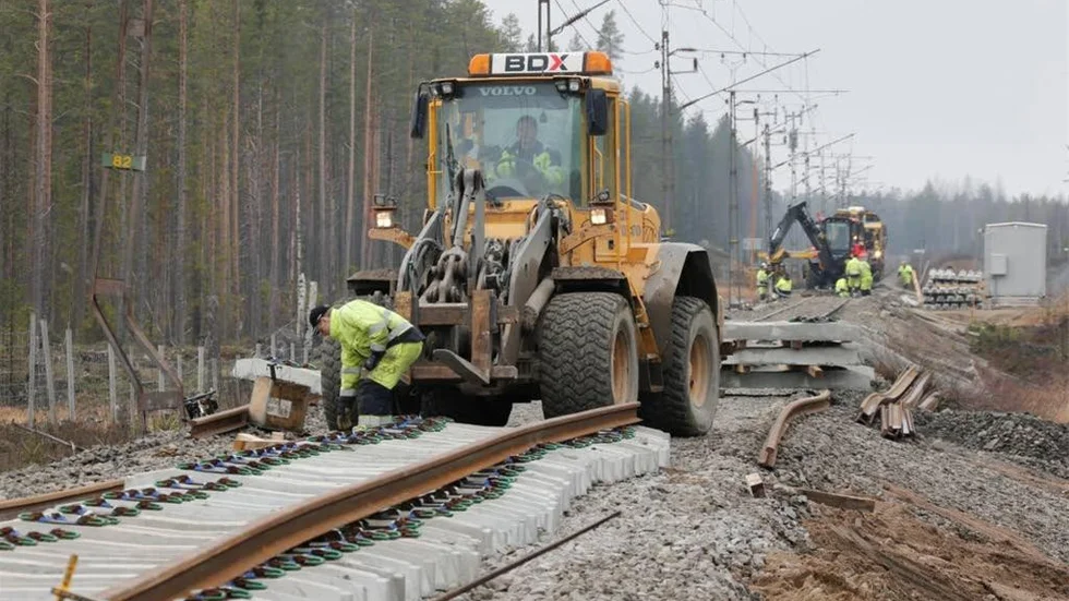 Maskiner och personal arbetar febrilt med att reparera sträckan där rälsen revs upp. På onsdag beräknas trafiken kunna vara igång igen.