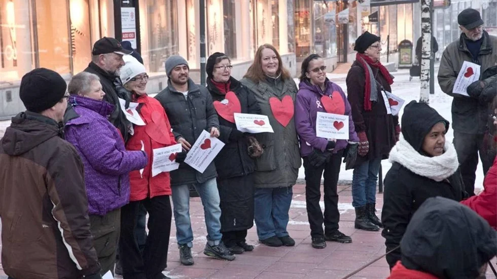 Över 50 personer hörsammade uppmaningen att manifestera mot rasism.