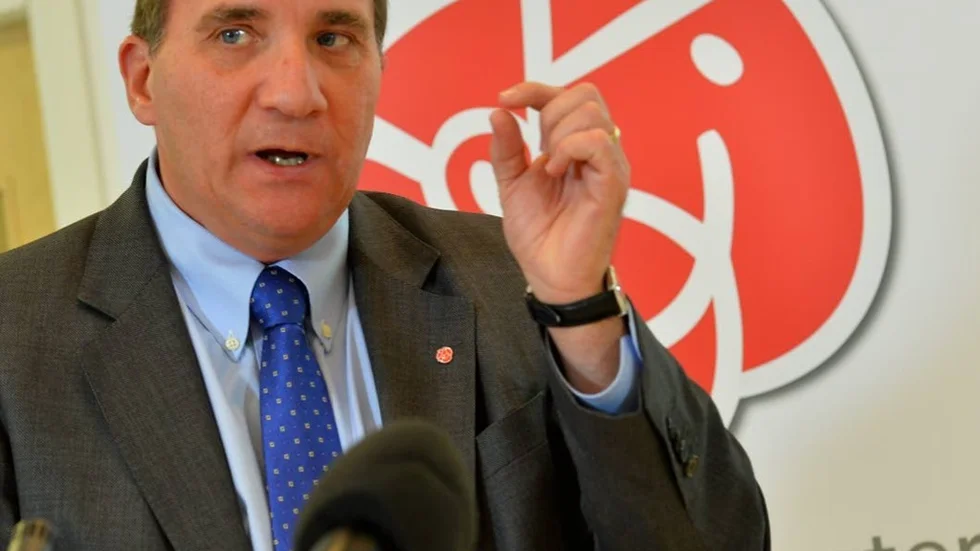 Stefan Löfven och Carin Jämtin har förlig vind i ryggen och öppnar till och med för samarbete över blockgränserna, men får kalla handen från regeringspartierna.