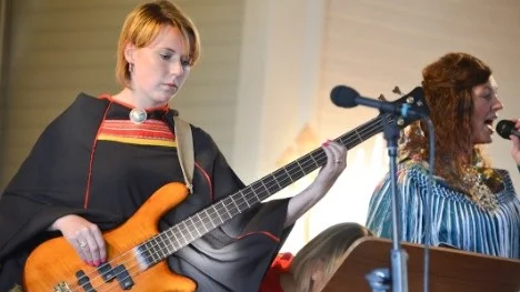 Kristina Lund, bas, och Pia-Maria Holmgren, sång och gitarr, är två av de sex medlemmarna i gruppen Vaimo.