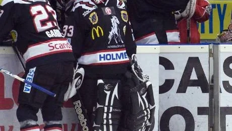 Vita Hästens målvakt Fredrik Jensen menar att det är för tidigt att börja oroa sig över tabelläget.  Foto: Jan Forsby