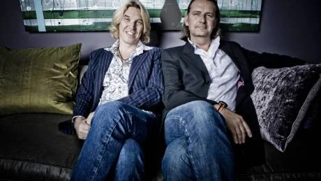 Inredarna Tomas Cederlund och Simon Davies har designat en ny glaskollektion för Rejmyre glasbruk.  Foto: Rickard Eriksson