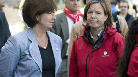 Karin Jämtin (S), till höger, kör med rallarsvingar från vänster. Något som bara belastar Mona Sahlin och resten av partiet, menar Widar Andersson.Foto: Bertil Ericsson/Scanpix/arkiv