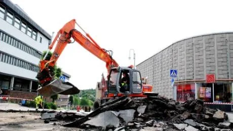 Grävarbetet inför vad som senare ska bli en upphöjd stensättning på en cirkulationsplats inleddes under gårdagen.Foto: Magnus Johansson