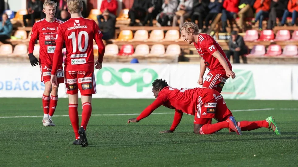 Piteås anfallstrio Tetteh Komey (knäkrypande), Gustav Nordh (10) och Gustav Rönnbäck Wallin spexar efter ett av målen mot Umeå Akademi.