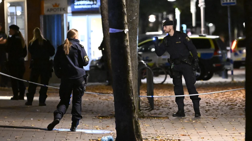 Polis på plats i Skarpnäck i södra Stockholm.