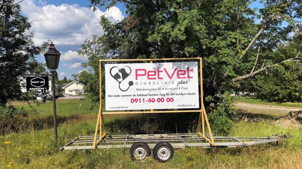 Petvets skylt vid Älvsbyvägen har retat upp konkurrenten Evidensia som har djurklinik i närheten. Piteå kommun har nu upprättat ett tillsynsärende efter uppmaning från Evidensias juridiska ombud.