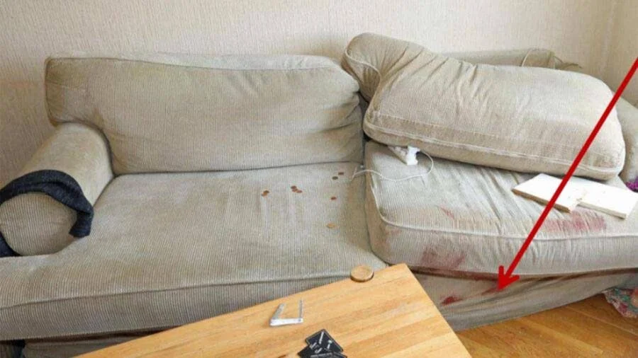Polisens bilder visar att det varit tumult i lägenheten, och det finns mängder med blodspår.