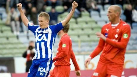 Pontus Wernbloom jublar efter att Thomas Magnusson nickat bollen i eget mål.