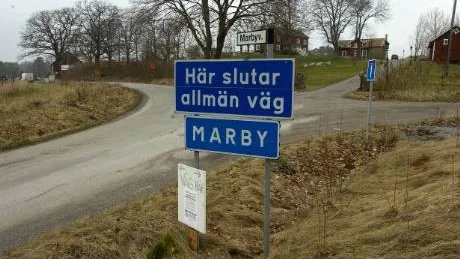 "Här slutar allmän väg". Men nu rasar debatten kring en ny allmän väg till de forna sommarstugeområdena Marby och Unnerstad.