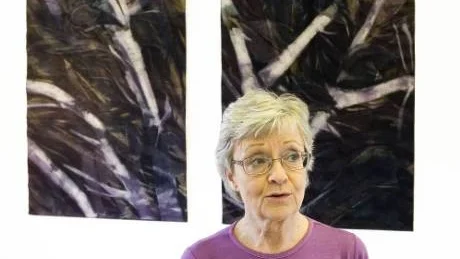 Batikkonstnären Åsa Kummu framför sin "Fjällbjörk".