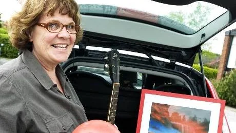Samordnaren Margareta Gustafsson på Vikboknuten i Östra Husby arrangerar Vikbolandets första bakluckeloppis den 24 maj. - En loppis där man bara öppnar bakluckan och börjar sälja det man har med sig, säger hon. Foto: Robert Svensson