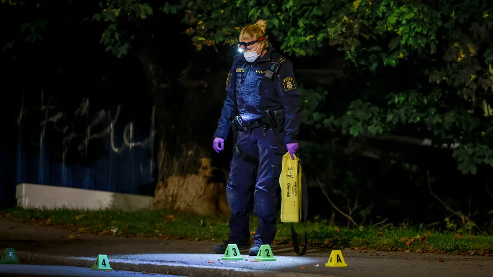 Polisens kriminaltekniker undersöker platsen där en man skjutits i Hagsätra i södra Stockholm.