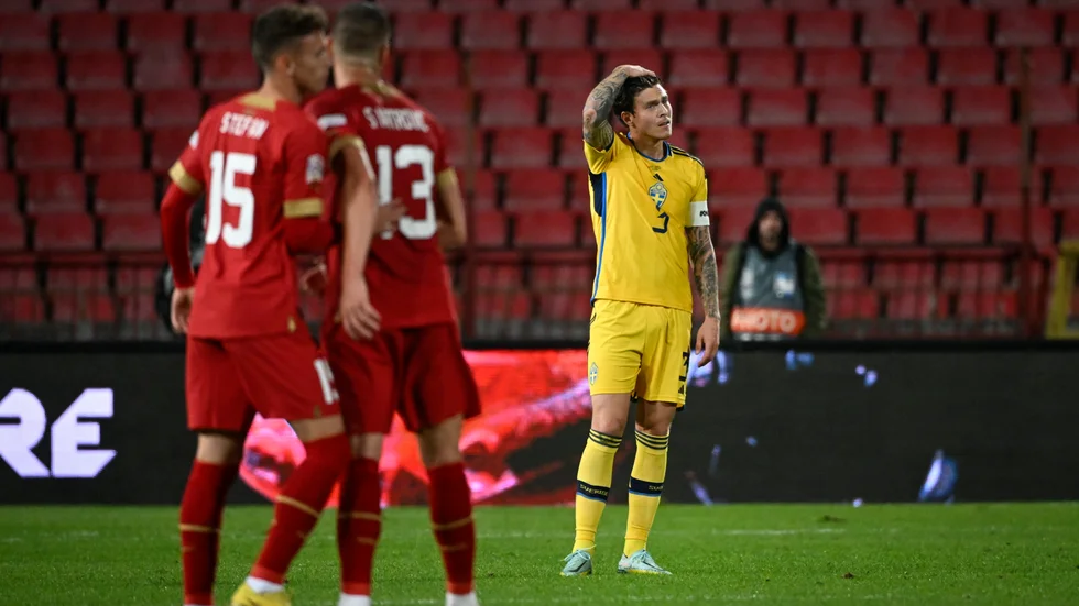 Victor Nilsson Lindelöf deppar efter 1–4-förlusten.