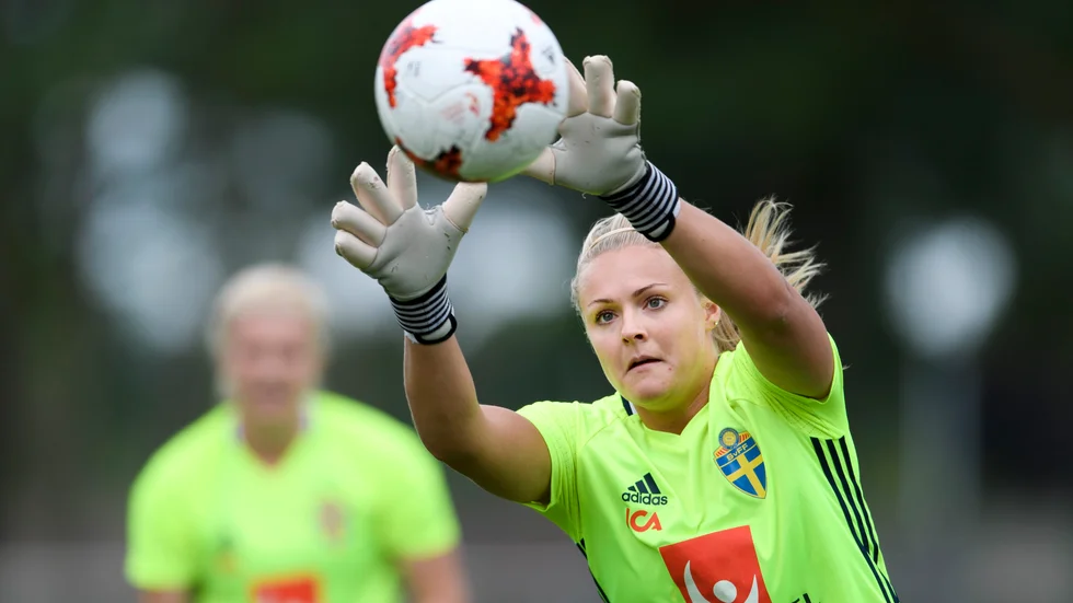 Landslagsmeriterade målvakten Hilda Carlén sträcker ut hjälpande händer till sin tidigare klubb Piteå IF. På bilden ses hon under en träning med det svenska landslaget i fotboll den 13 juli 2017 i nederländska Arnhem.
