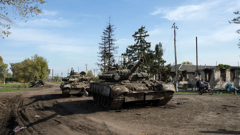 En övergiven rysk stridsvagn i staden Kupjansk i Ukraina.