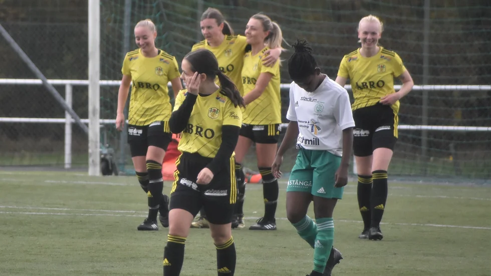 Här har precis Frida Pöder gjort ett av sina fem mål i matchen för Vimmerby. 