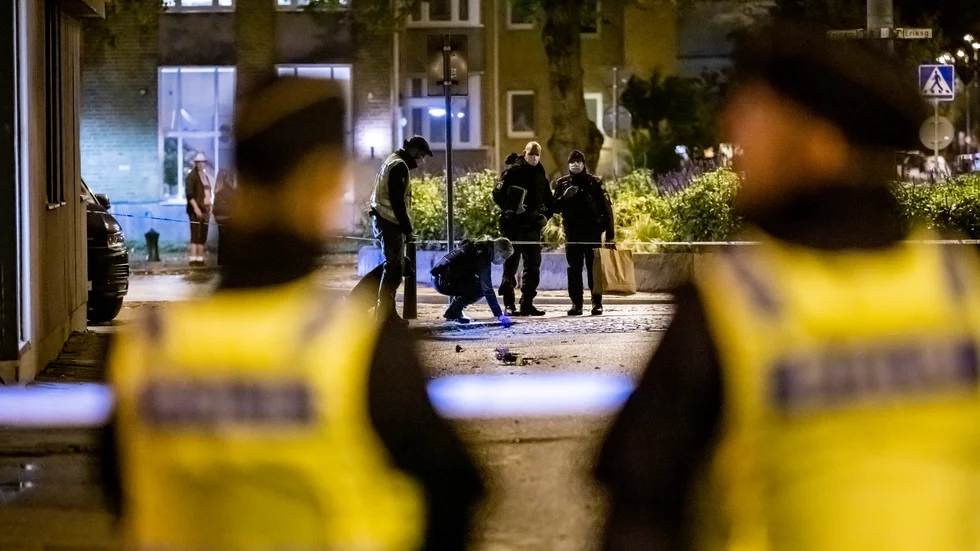 Polis med vapenhund och kriminaltekniker på plats efter det att en man hittats skottskadad i en bil vid sjukhuset i Landskrona på lördagskvällen.