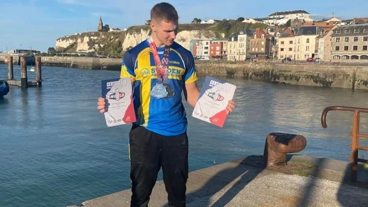 Anton Karlsson med sina båda silvermedaljer i den franska staden Dieppe, som ligger vid den engelska kanalen i den nordliga delen av landet. 