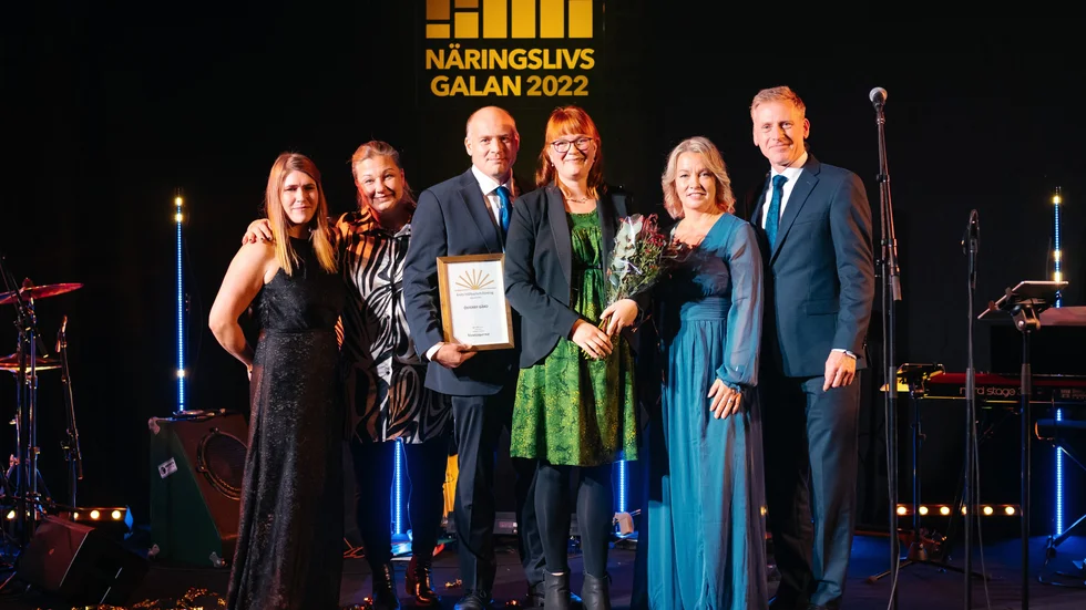 Pristagare för Årets hållbarhetsföretag, från vänster: Sara Johansson, Arlandastad Group, Gill Brodin (C) kommunfullmäktige och prisutdelare, Kristian Svensson och Saga Planting Svensson, Österby Gård, Marie Sterner Henriksson, Arlandastad Group och Björn Petersson, ordförande Företagarna Sigtuna.