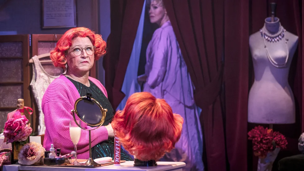 Robert Gustafsson spelar den arbetslösa skådespelaren Michael, som klär ut sig till kvinnan "Dorothy" för att få ett jobb. Hans skådespelartalang gör att han får jobbet och att alla i ensemblen blir förda bakom ljuset.