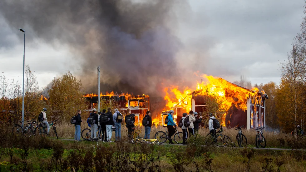 Den stora byggnaden efter Södra Pitholmsvägen gick inte att rädda. Det är ett tidigare bostadshus som numera används som garage, kontor och en slags verkstad.