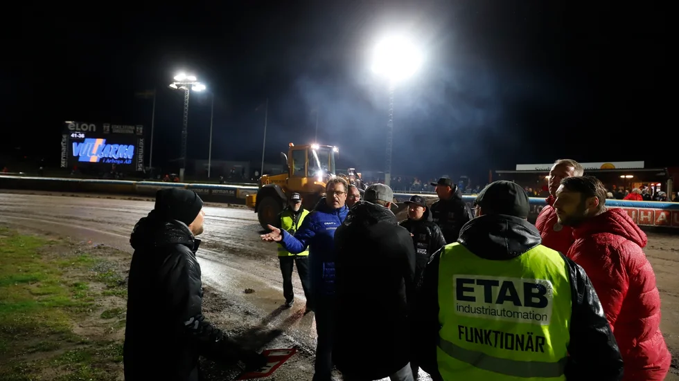 Domaren Krister Gardell i möte med representanter för de båda klubbarna. 